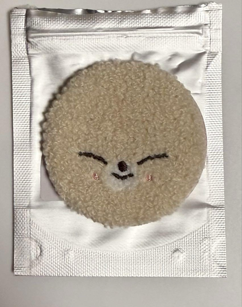伊恩兩個版本的毛絨徽章（兩個的價錢）