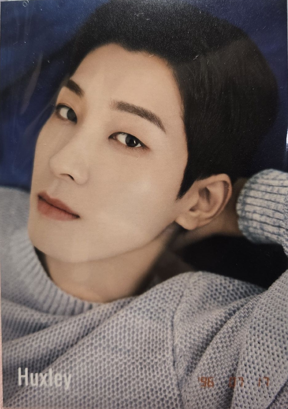 Huxley 灰毛衣大臉