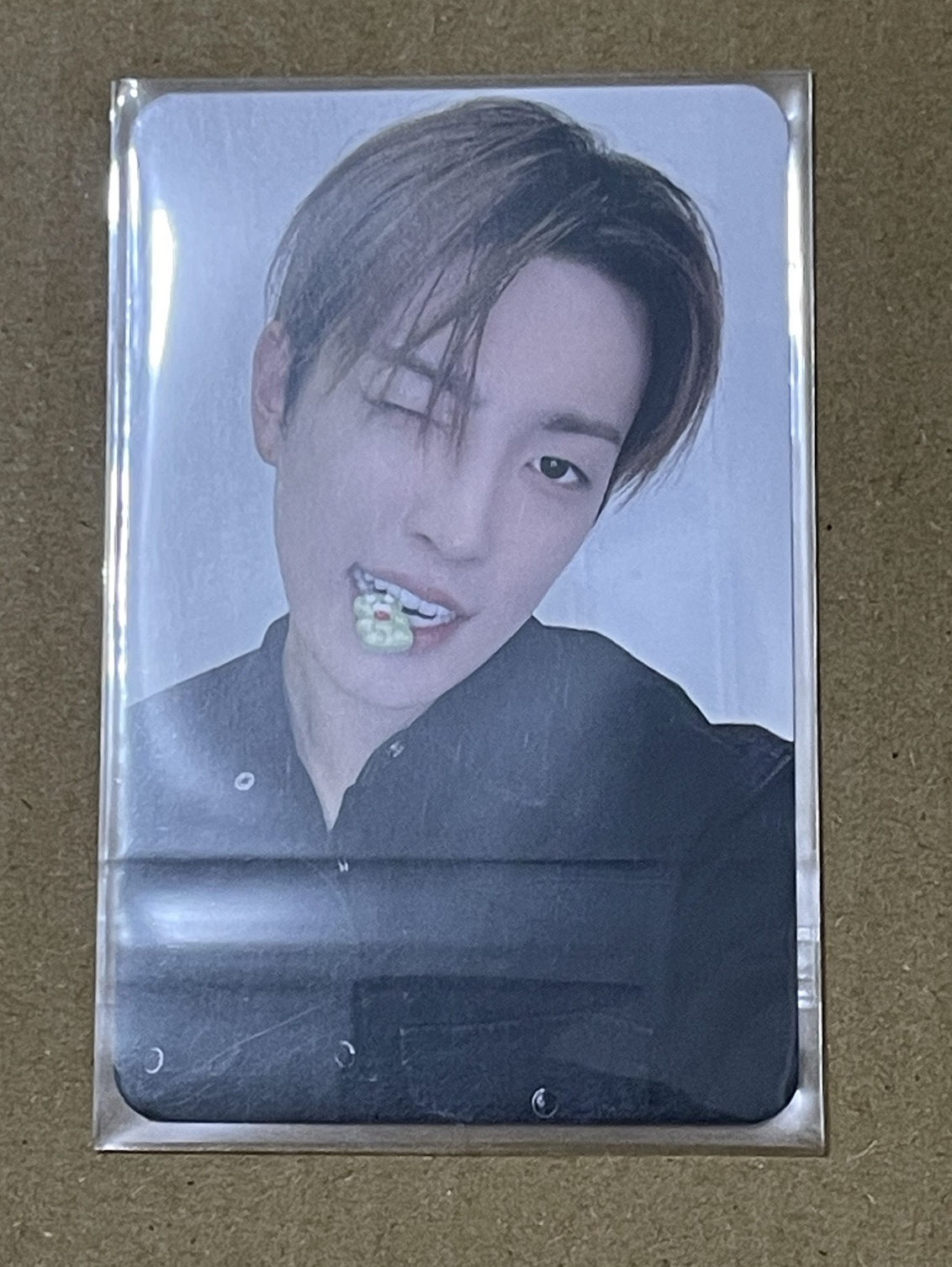 中中 眨眼咬小熊軟糖