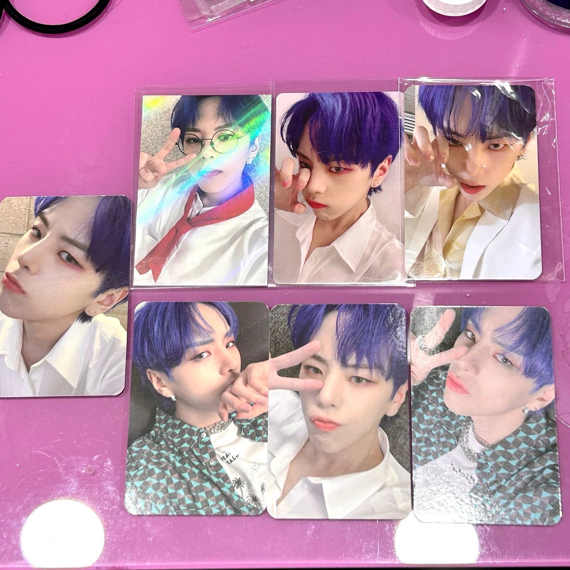 WEi全專（紅版少立牌）、張大賢小卡