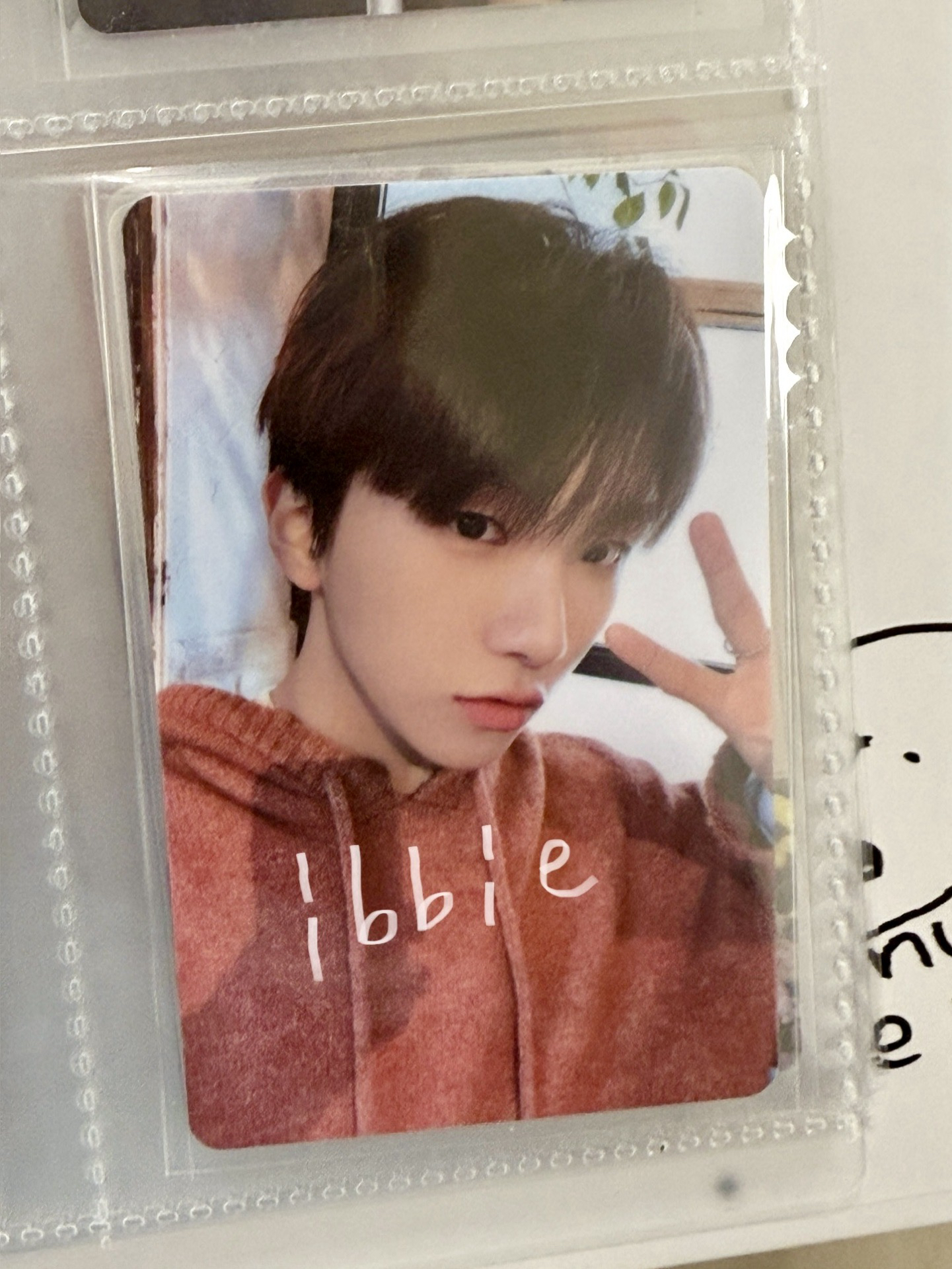 BOYNEXTDOOR 金雲鶴 HOW? 咖啡線下 微嘟嘴很萌的一張 ⚠️pvc材質慎拍