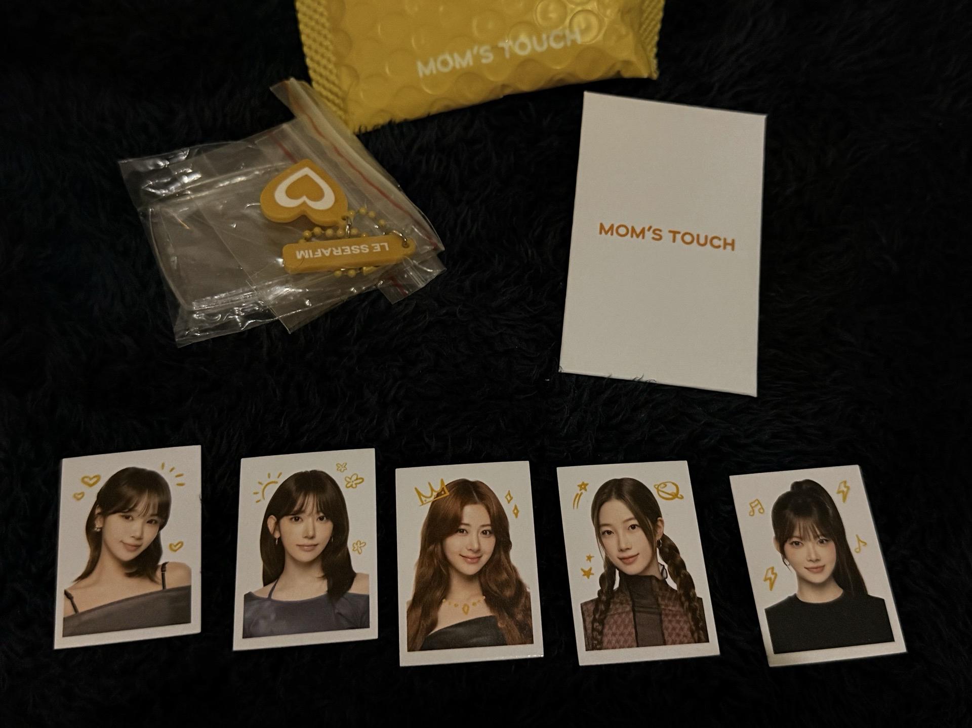 MOM’S TOUCH LE SSERAFIM 證件照+吊飾