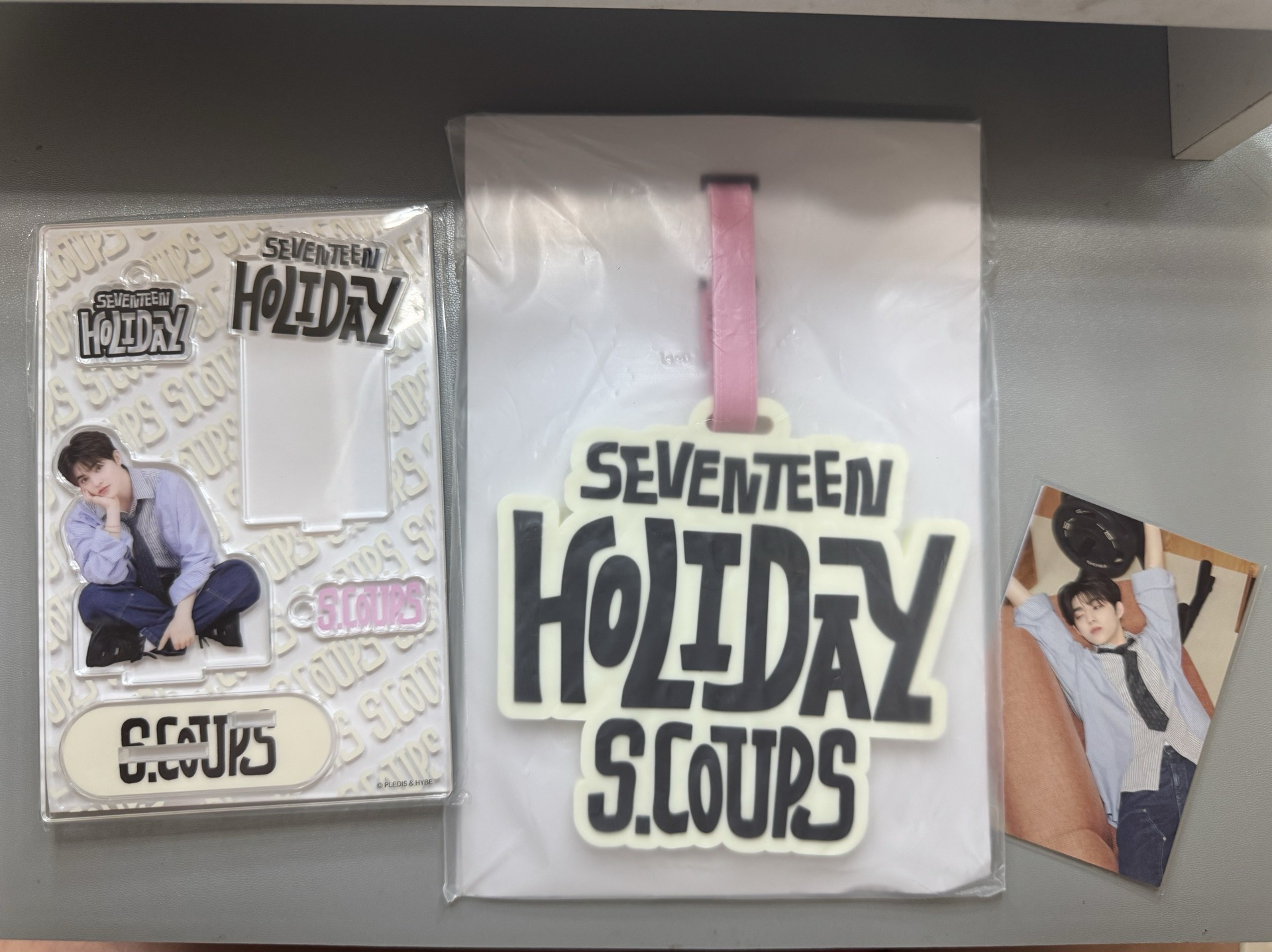 哲Holiday立牌+行李吊牌