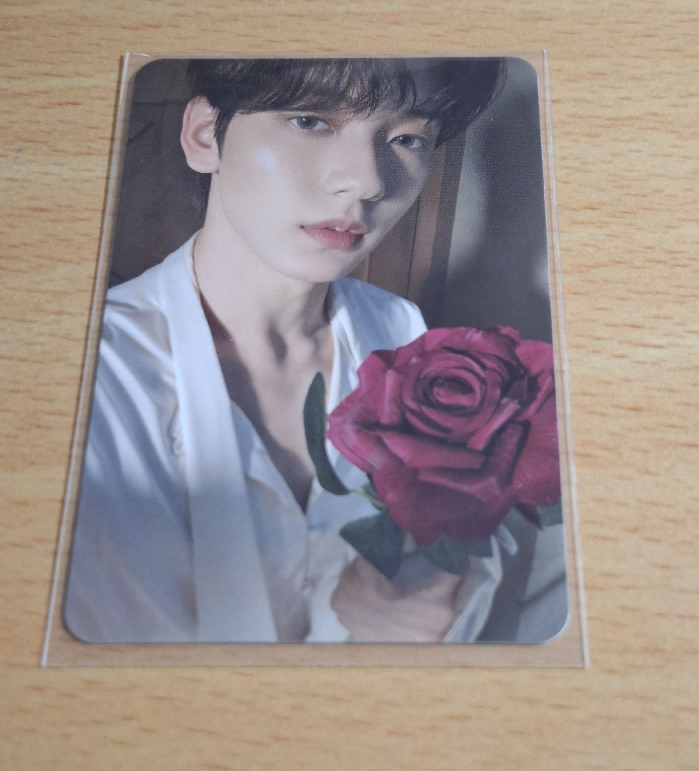 拿玫瑰向你示愛