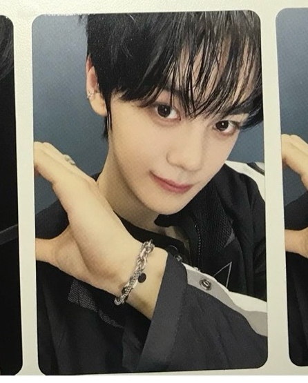 金奎彬日專專卡右邊比心