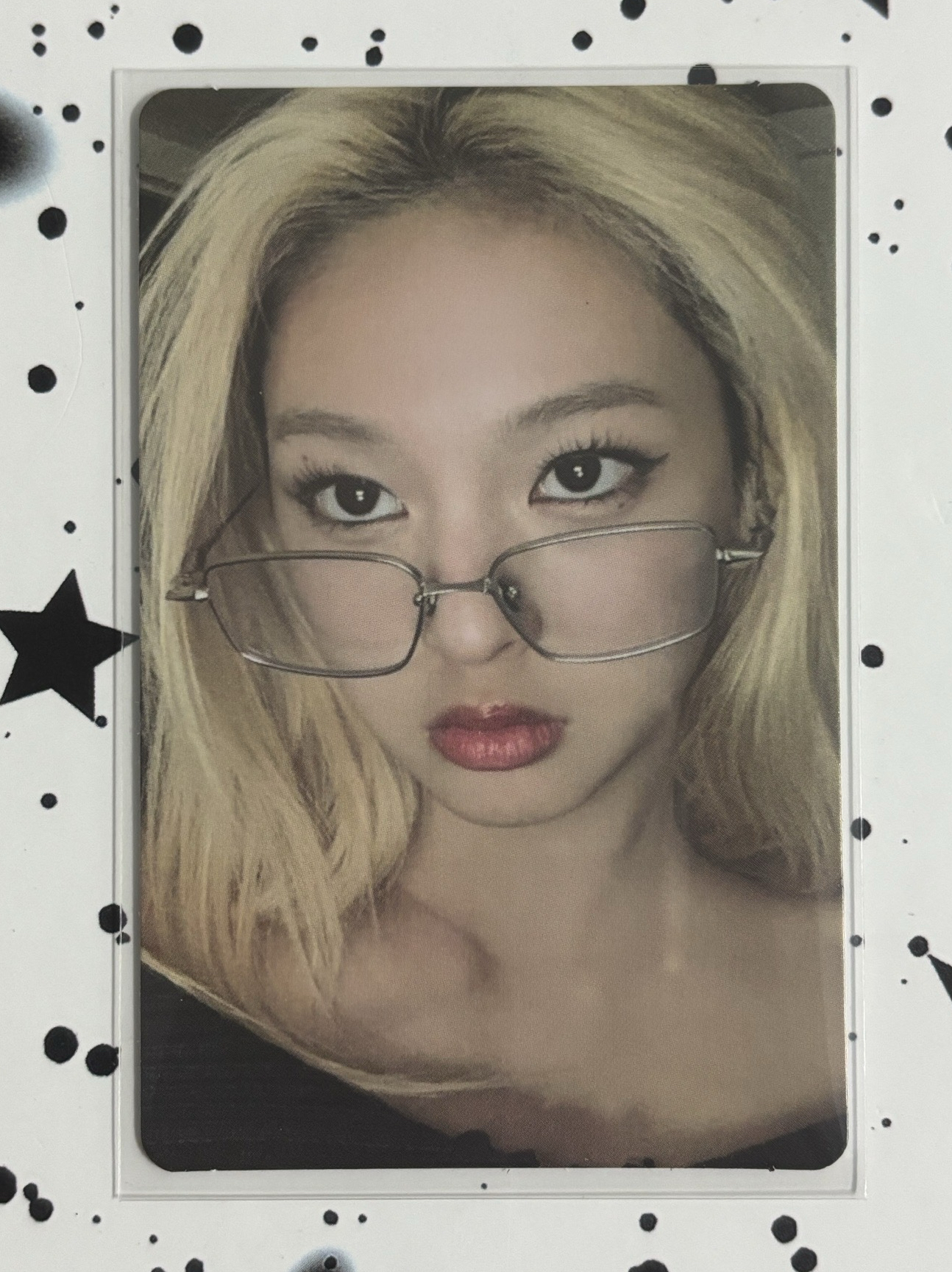 BABYMONSTER｜BABYMONS7ER YG特典卡 Chiquita A ver.