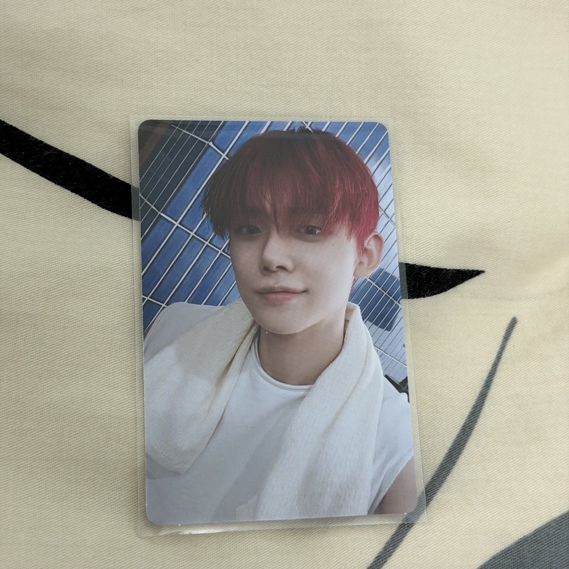 這位披著毛巾的人是誰家的男人 電子專俊