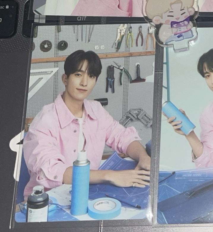 碩（坐在桌子前）