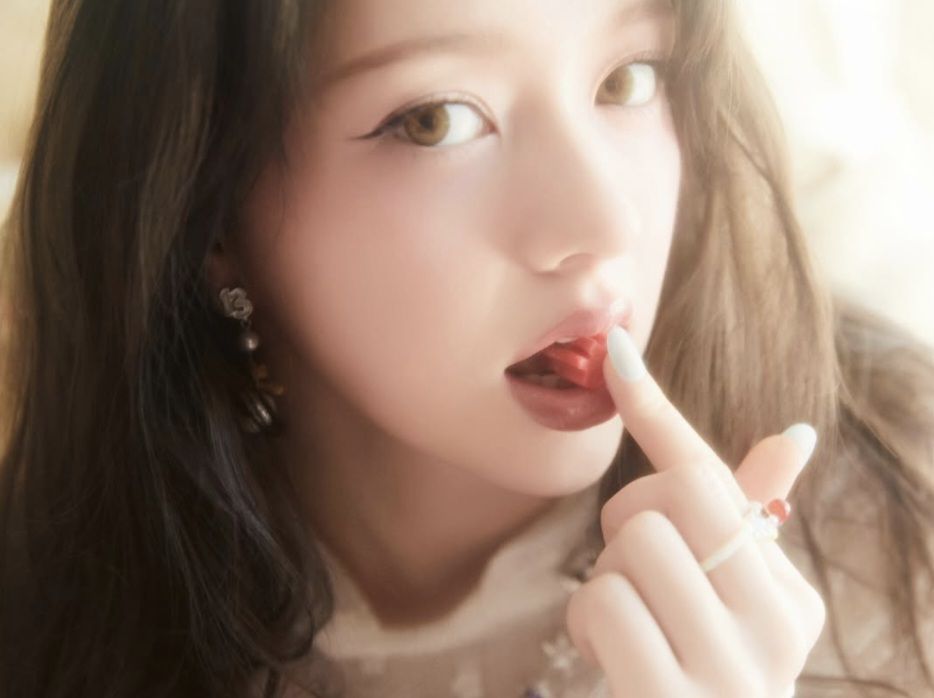 MOON CHANELLE media 1