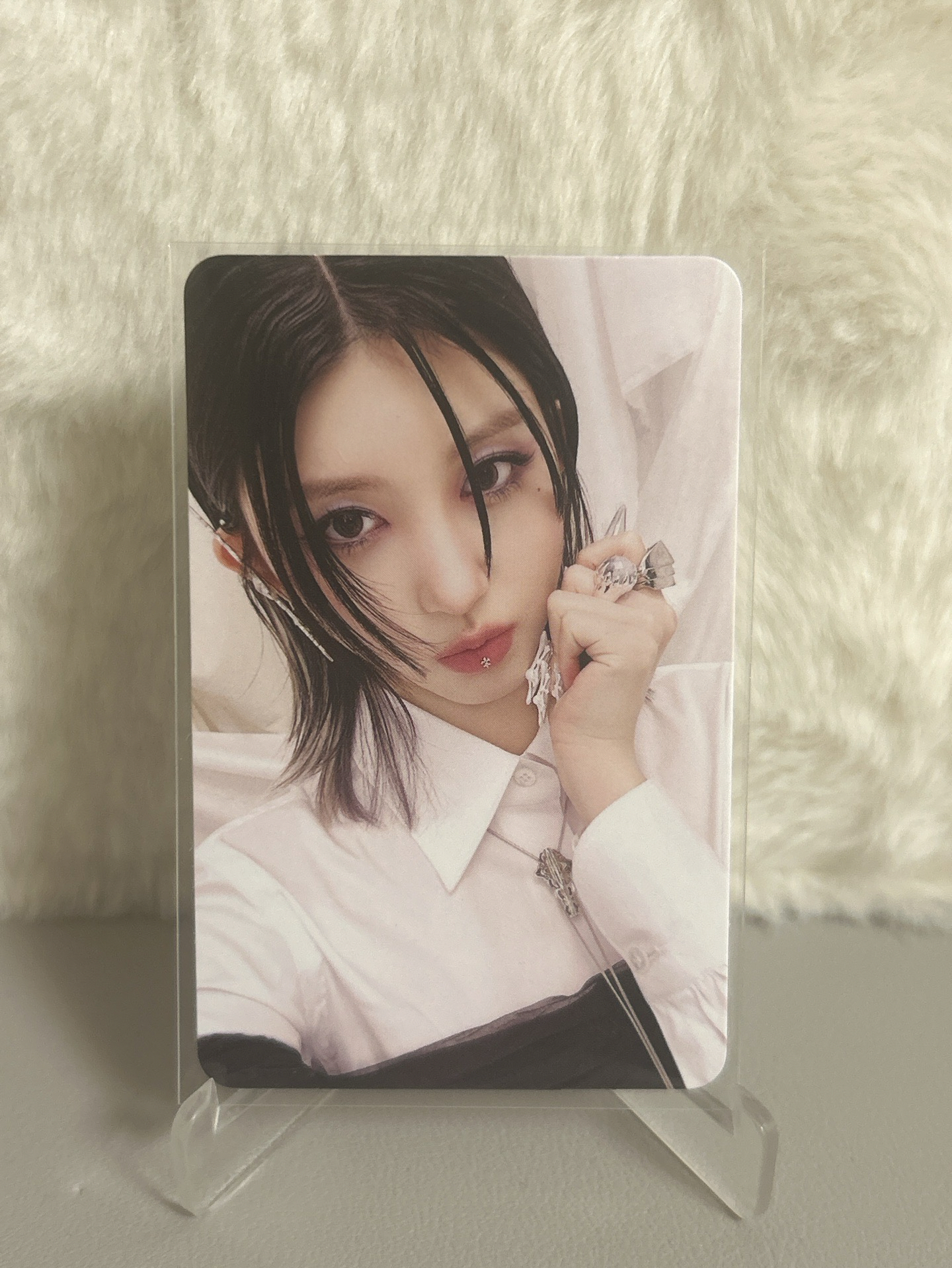 嘟嘴握拳托臉秋