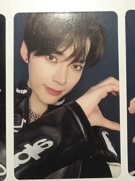 成韓彬日專專卡 左邊比心