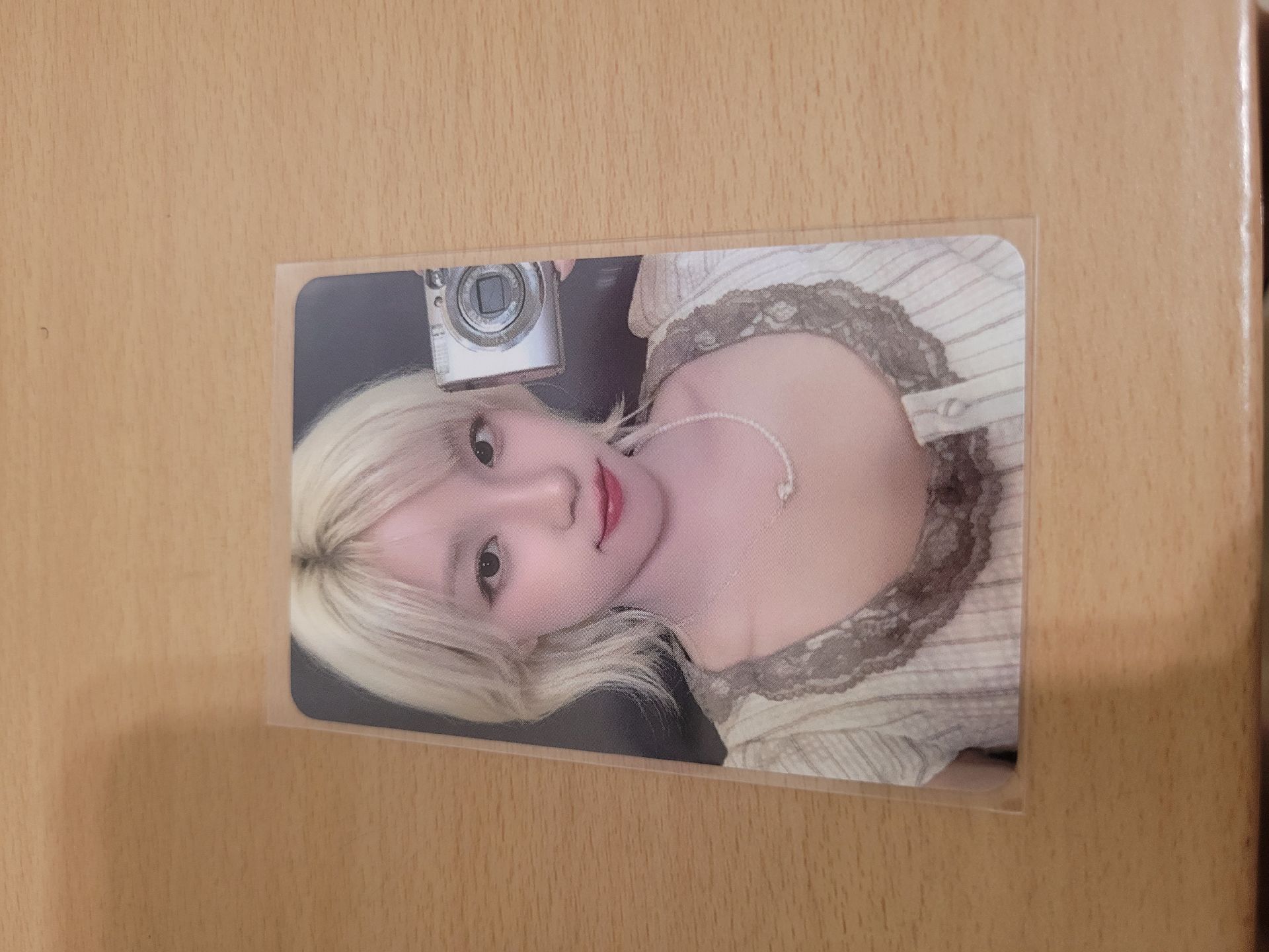 idle We are HL 幸運卡 雨琦拿相機