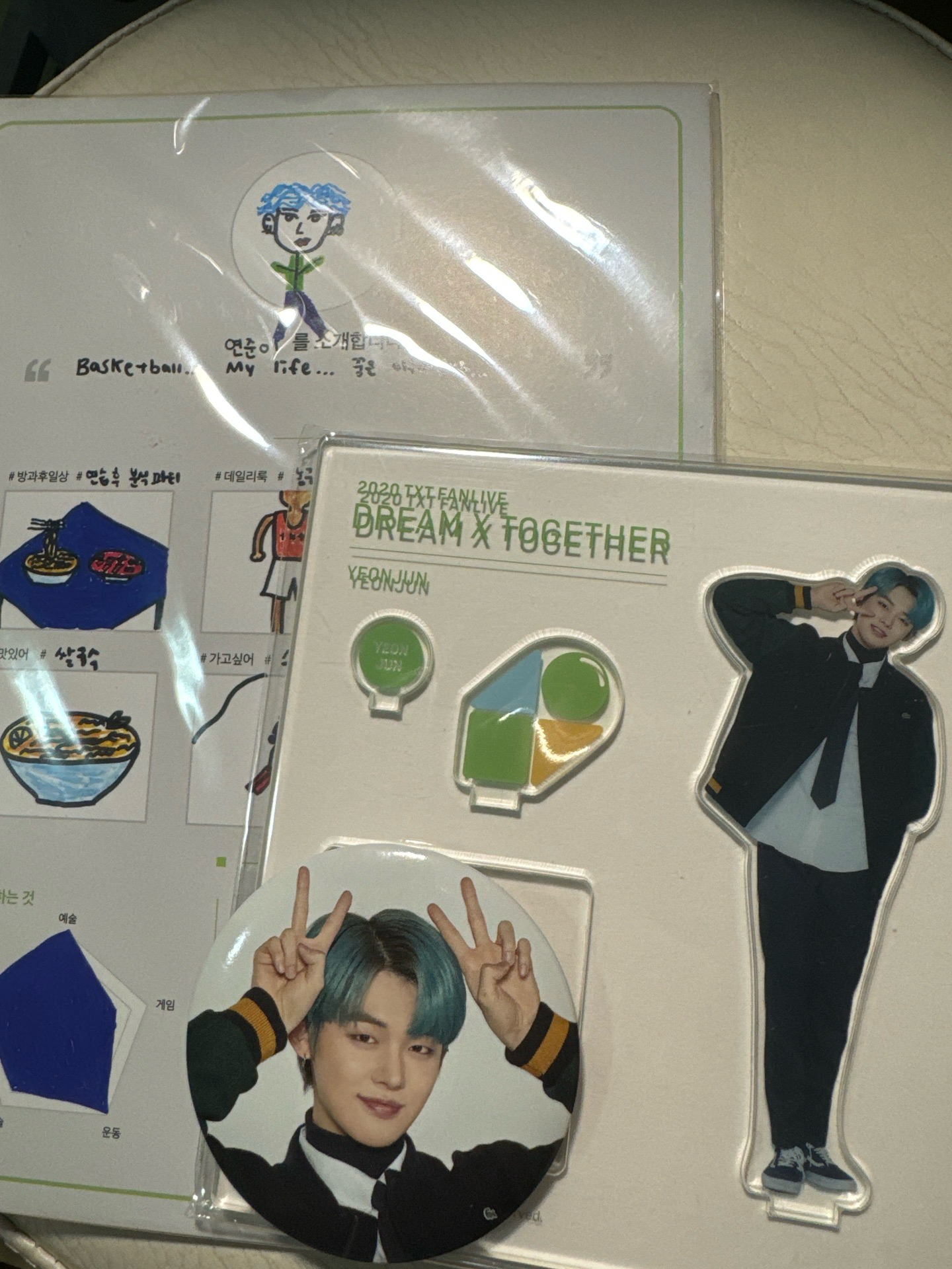 校服竣立牌+徽章+自介