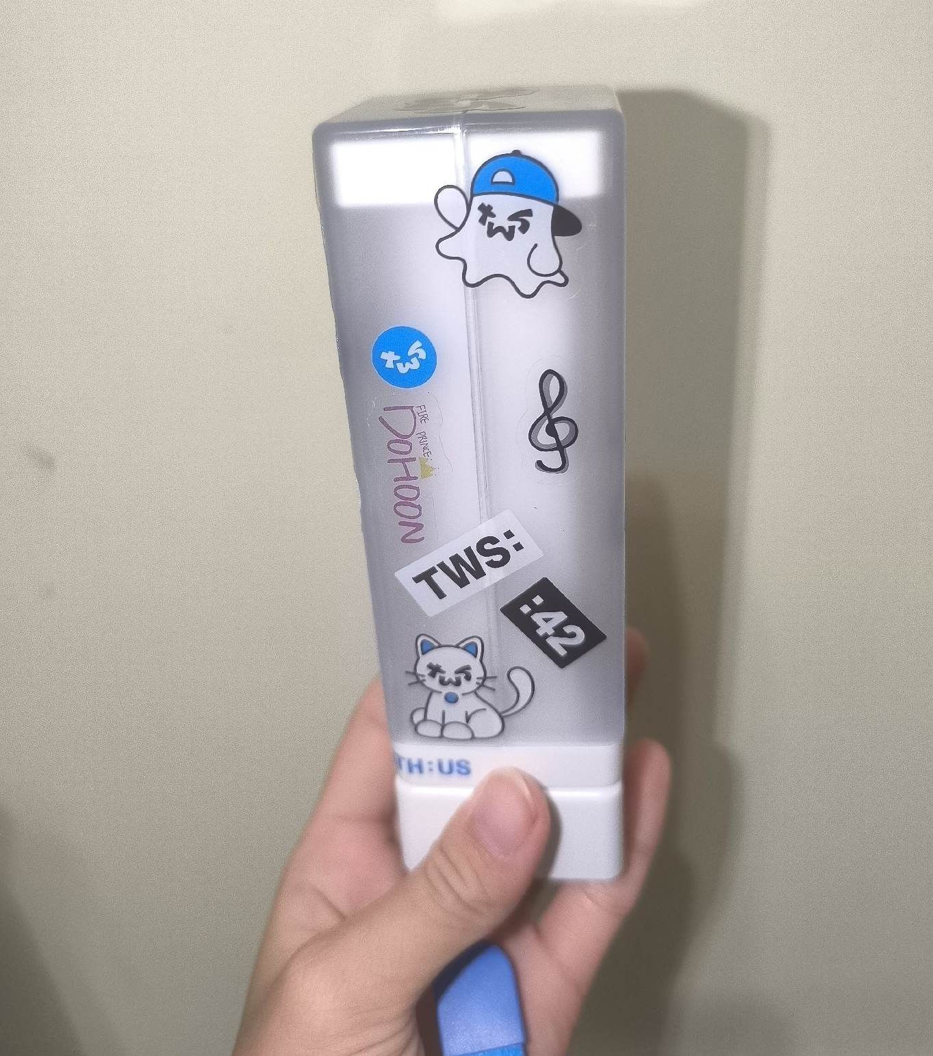 二手有貼過貼紙的手燈貼紙是申惟！