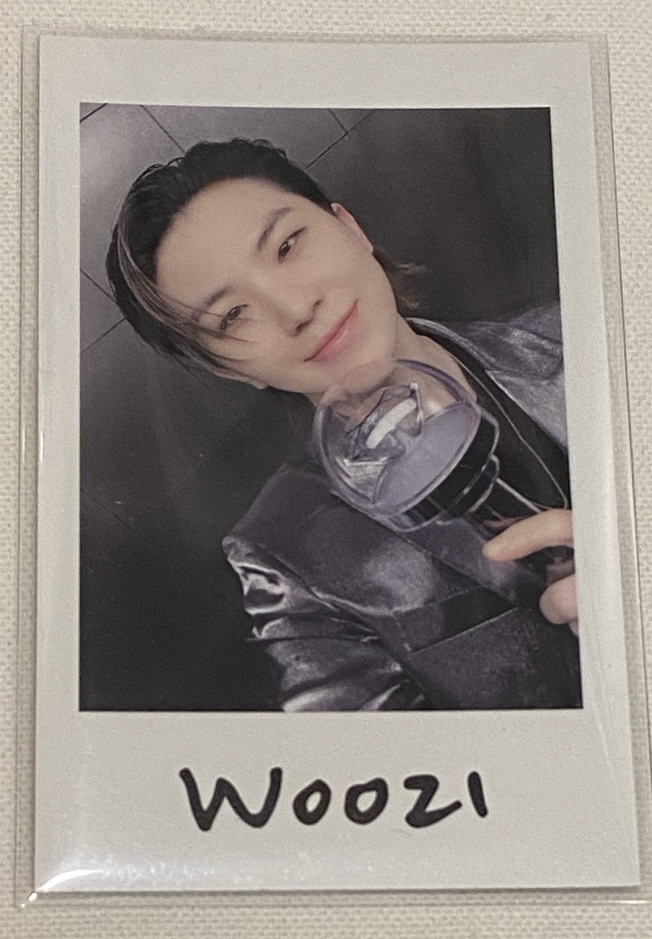 WOOZI RIGHT HERE 日巡拍立得 李知勳 拿棒