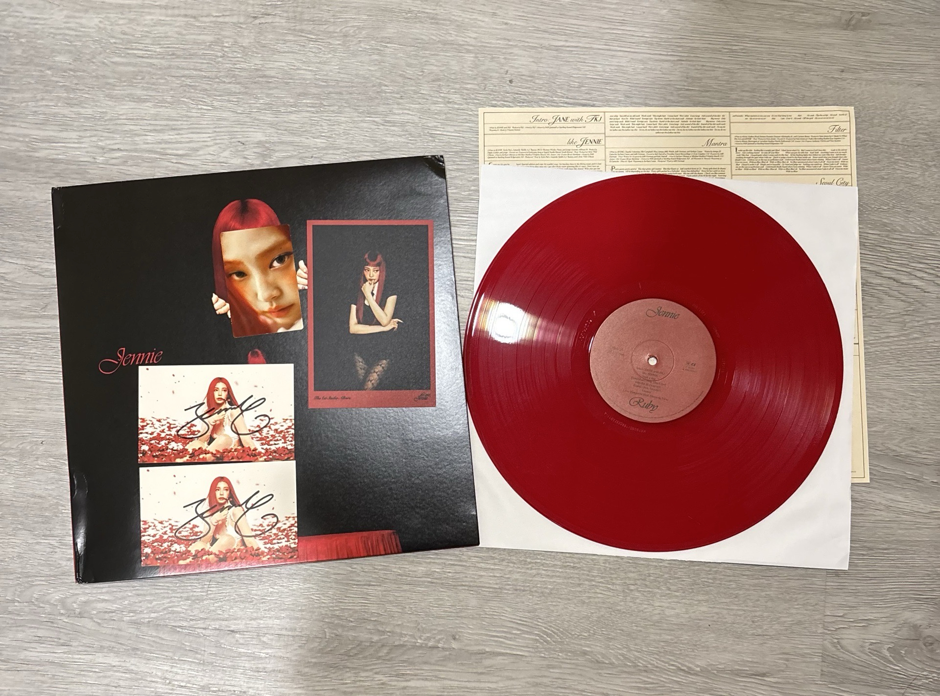 Jennie 《RUBY》親簽紅膠（兩張簽卡）