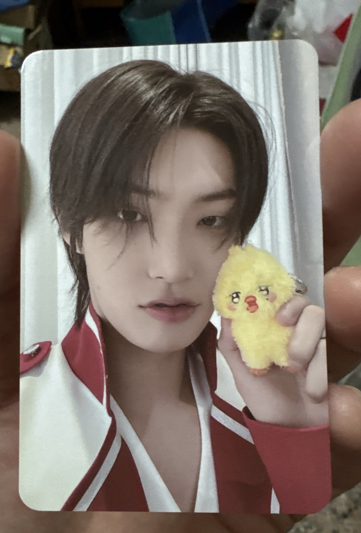 親爸拿著親兒子的溫馨合照