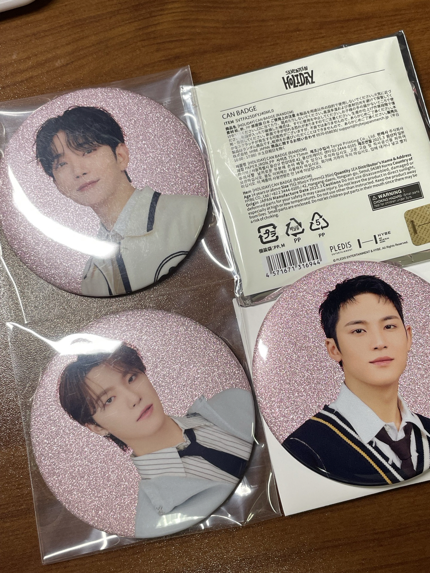 Holiday 徽章 秀奎燦