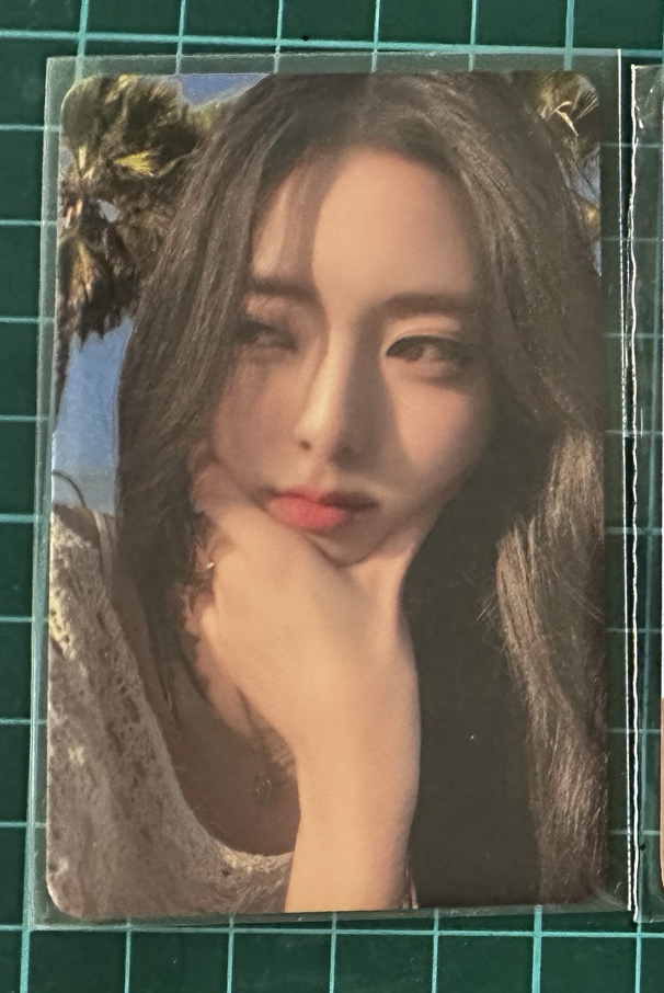 ITZY Yuna 摸臉娜