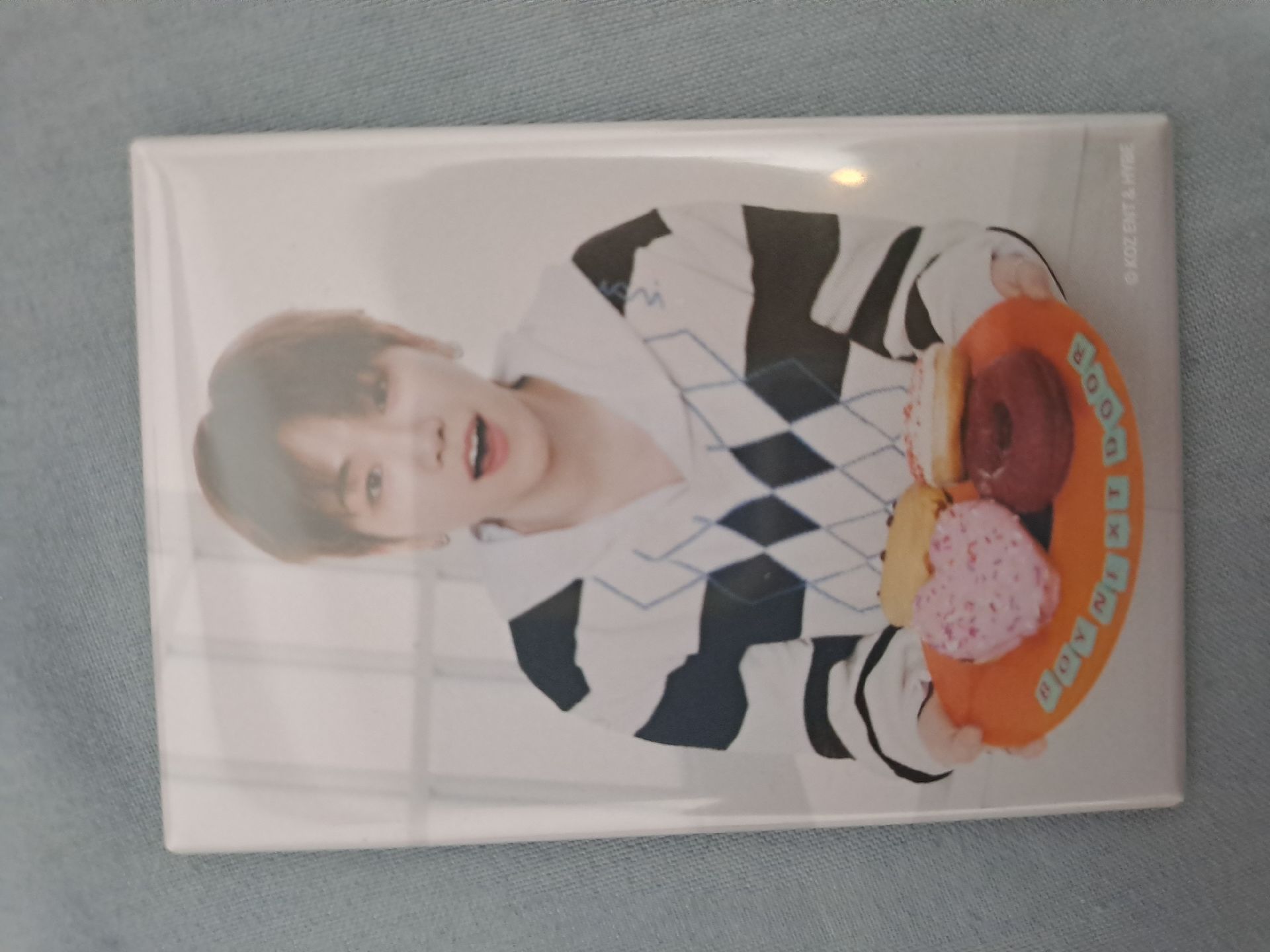 BOYNEXTDOOR CAFE RIWOO A款別針