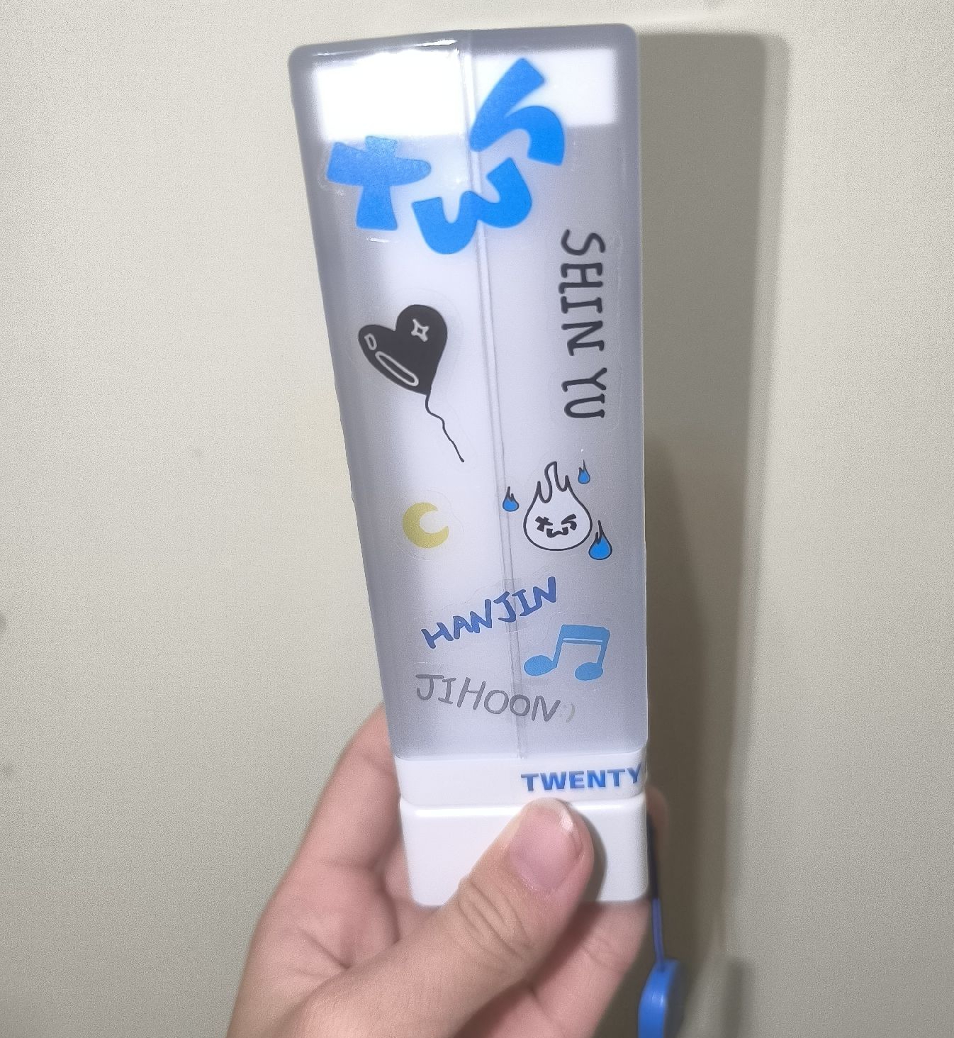 二手有貼過貼紙的手燈貼紙是申惟！