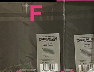 F.TOWARD THE LIGHT 首爾終場演唱成員相片組-潤(未拆)