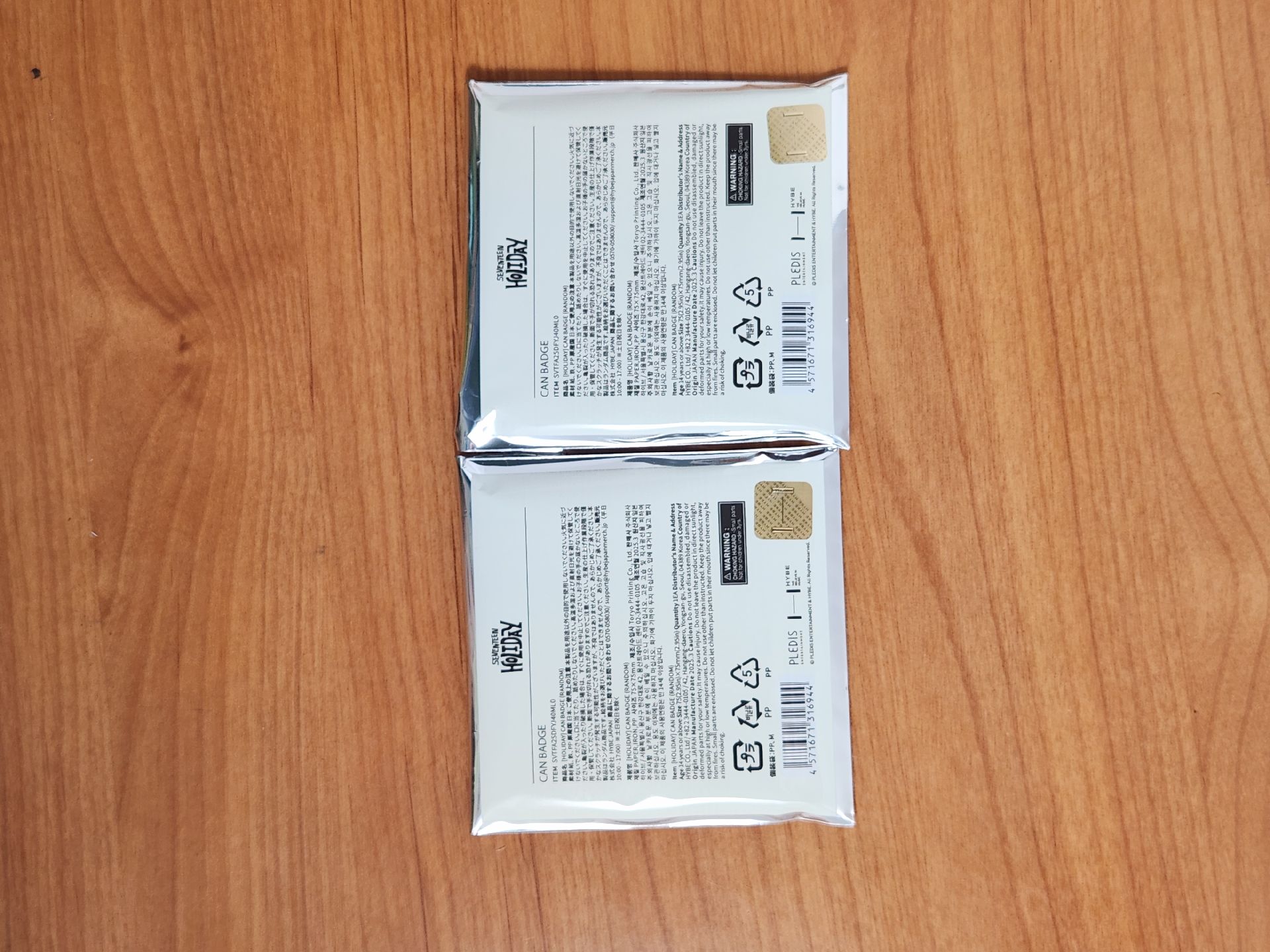 Holiday大扇、未拆卡包、立牌、徽章