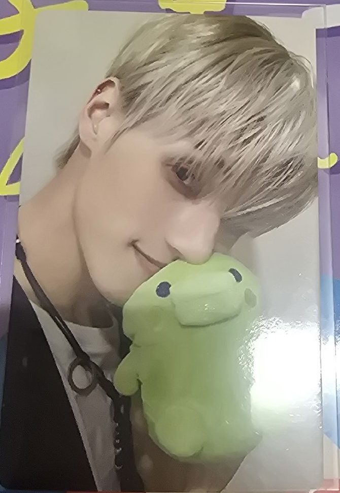 友榮跟不知名綠色生物的合照